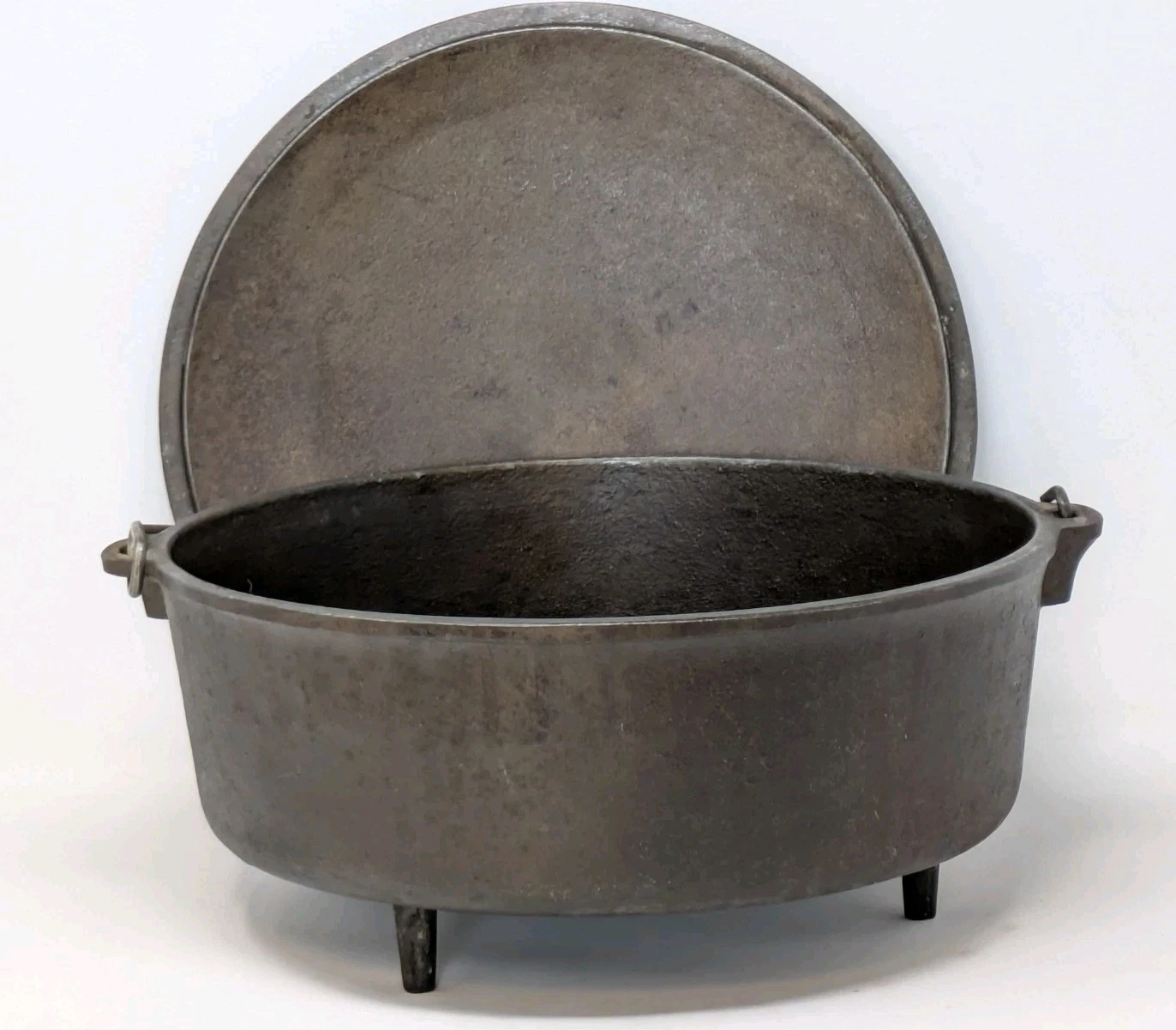Vintage Unmarked Lodge #12 CO Cast Iron Dutch Oven 3 Footed Camp Pot w/ Lid