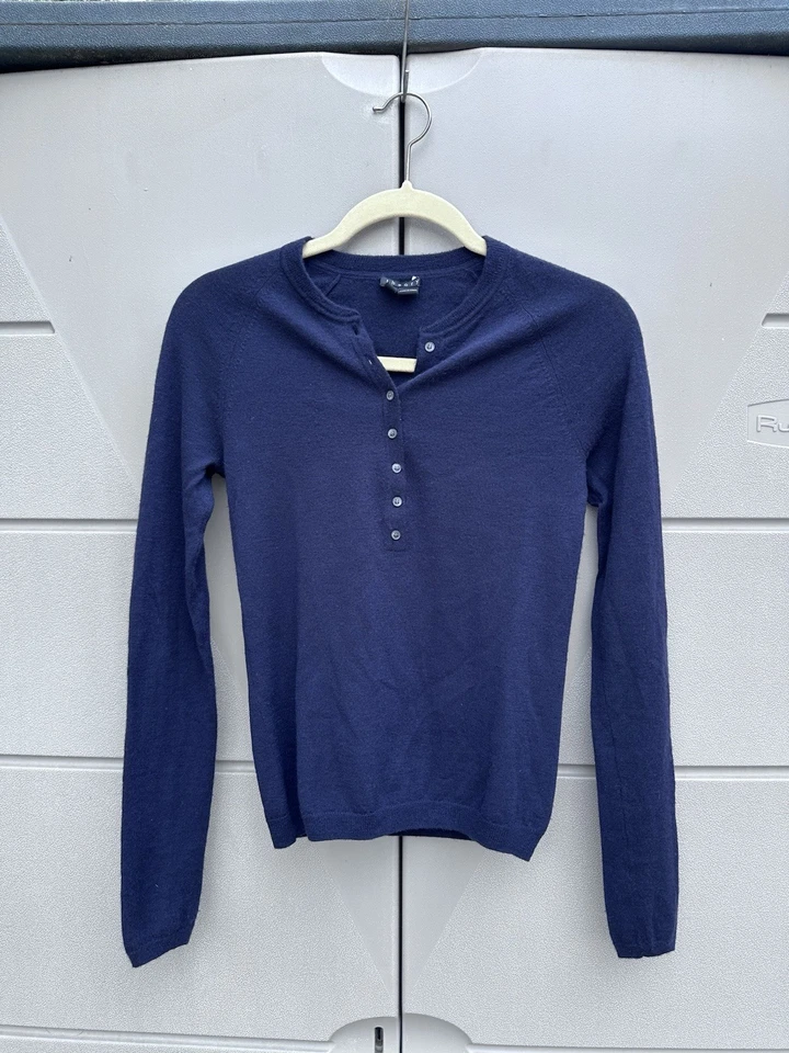 Suéter Theory Cashmere Henley Cashmere tamanho P slim fit azul marinho minimalista LEIA - Imagem 3 de 4