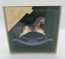 Rocking Horse Hallmark Ornament 1984 cuarto en serie de coleccionistas manchado blanco
