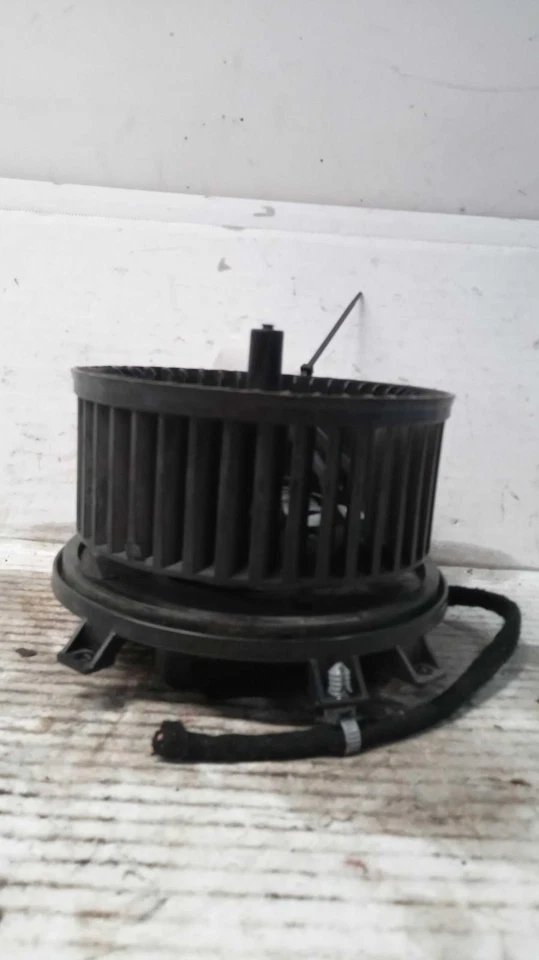 Motor soplador de climatización usado se adapta a: camioneta GMC Sierra 1500 2017 grado A Foto 3 de 4