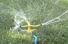 Vtg Nelson Poppy Yellow Lawn Sprinkler Metal 3 Arm Rotating Wheels WORKS 49531