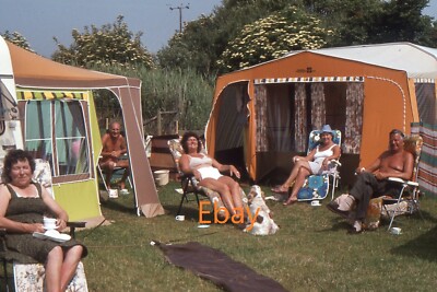 35 mm Dia - Drei Frauen & zwei Männer sitzen in der Sonne draußen Zelte, 1983