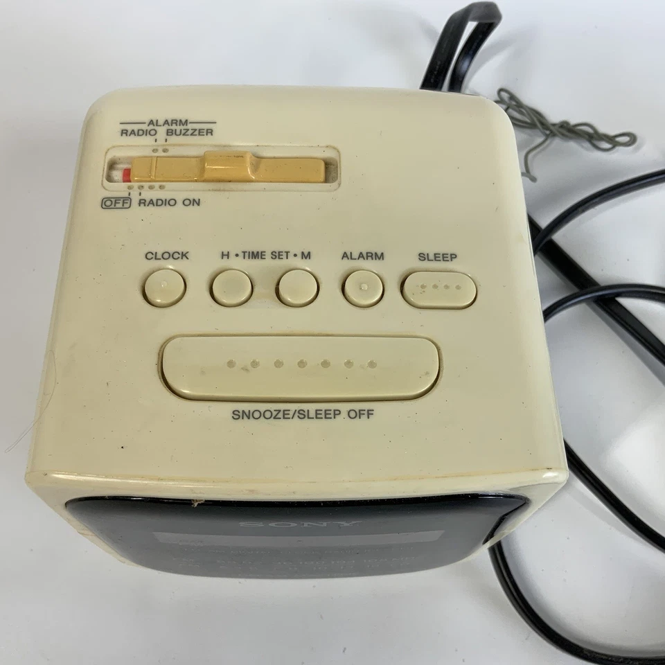 VINTAGE-Sony Dream Machine White Cube AM/FM Alarm Clock Radio ICF-C121 - Image 3 of 4