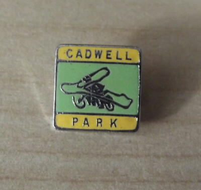 CADWELL PARK RACE CIRCUIT RACING MOTORCYCLE CAR EMBLEM PIN BADGE RARE ITEM 70's