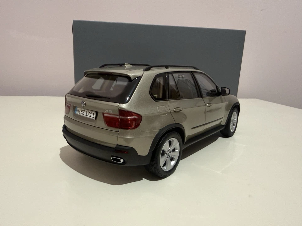 BMW X5 E70 1/18 Kyosho - Immagine 3 di 4