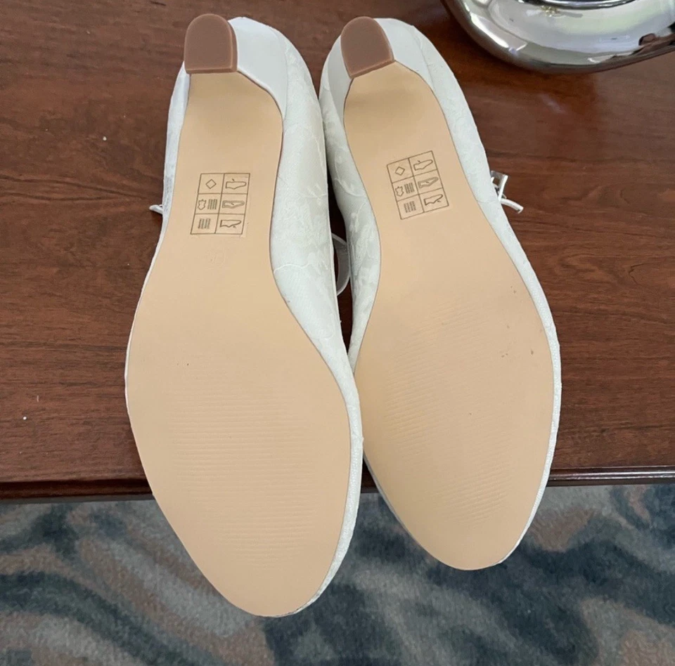 Zapatos de novia Mary-Jane de encaje marfil blanco de inspiración vintage de G. Westerleigh Foto 2 de 4