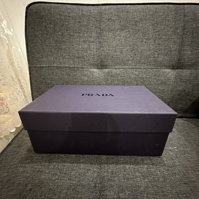 Prada Milano blaue Geschenkbox mit weißem Seidenpapier - authentischer Designer
