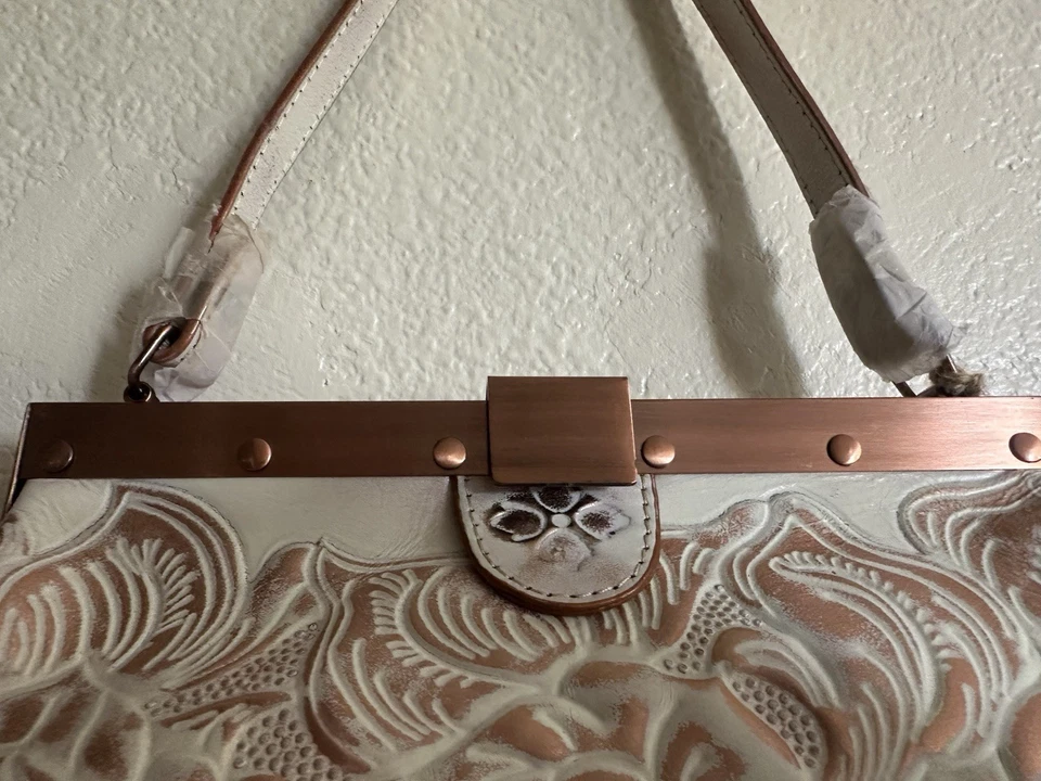 Bolso de hombro Patricia Nash oro rosa Foto 2 de 4