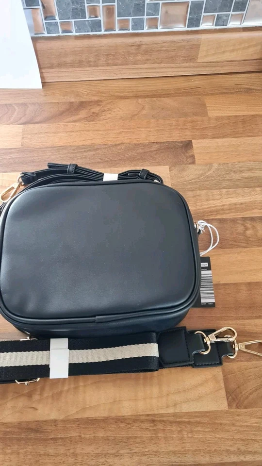 Bolso de Hombro Avenue Negro Antirrobo con Detalle Dorado, 2 Correas Ajustables  Foto 3 de 4