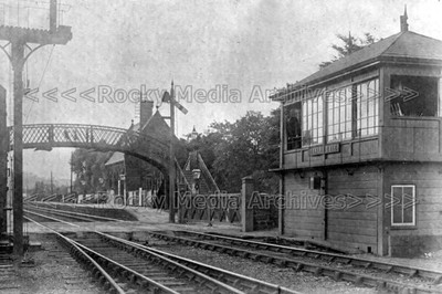 Axx-68 Der Bahnhof und Stellwerk, Darley Dale, Derbyshire. Foto
