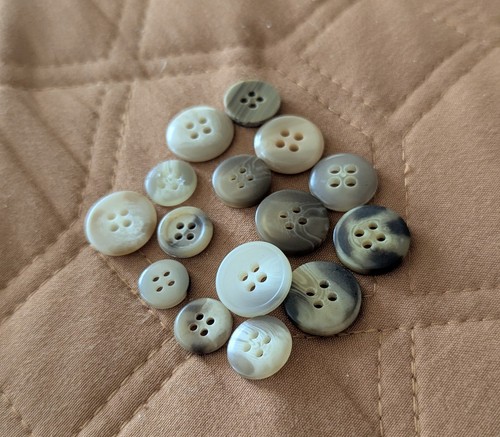 15 High Quality Light Tan Brown Faux Tortoise Shell Four Hole Plastic Buttons - Picture 4 of 7
