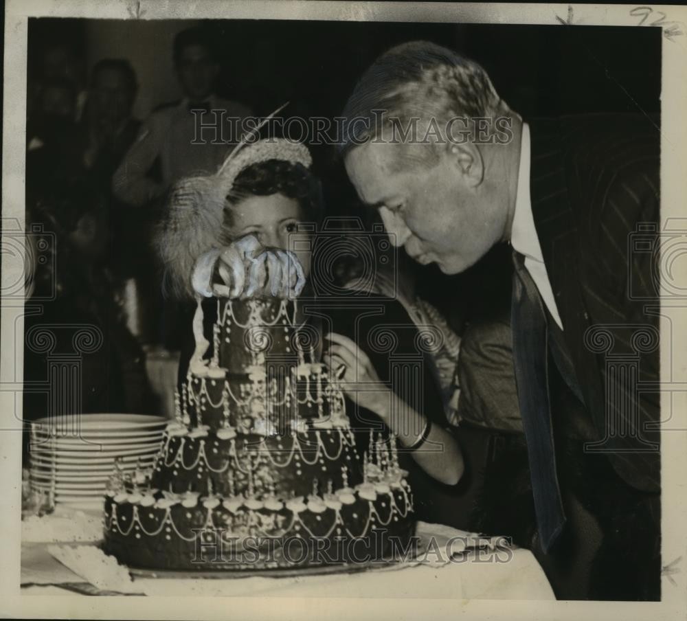 1948 Press Photo Maurice Chevalier with Nita Raya at Lido Paris on 60th Birthday