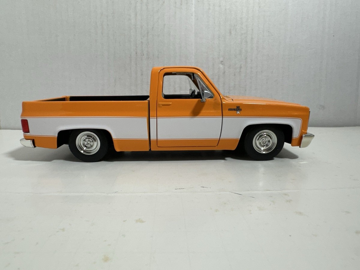 JADA JUST TRUCKS 1985 CHEVY C10 PICKUP TRUCK ORANGE / WHITE 1:24
