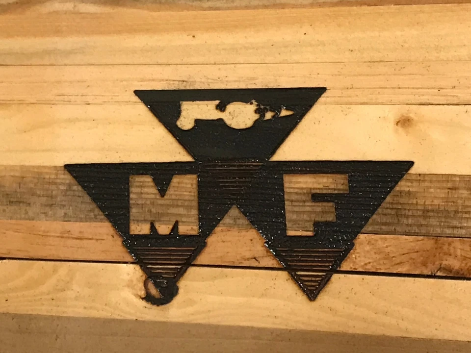 Letrero de bienvenida A Massey Ferguson Family Lives Here hecho de madera reciclada Foto 2 de 4