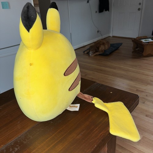 Peluche Squishmallow Pokemon guiñando el ojo Pikachu 12” - Imagen 5 de 9