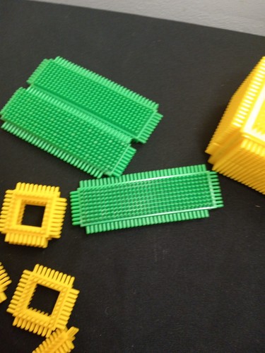 Vintage 1976 Playskool Playschool Bristle Blocks Building Set Can /87 - Picture 9 of 11