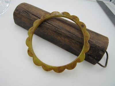 Bakelite Scalloped Daisy Brown Gold Custard Bangle Bracelet A6