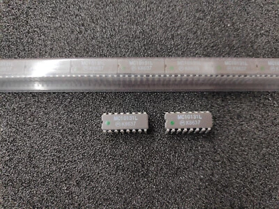 2 Stück/pcs - MC10131L Motorola MECL Dual Type D Master-Slave Flip-Flop CDIP16 - Bild 1 von 2