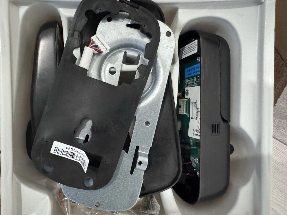 Cerradura de puerta Yale Real Living B1L digital sin llave pulsador cerrojo con onda Z Foto 2 de 4