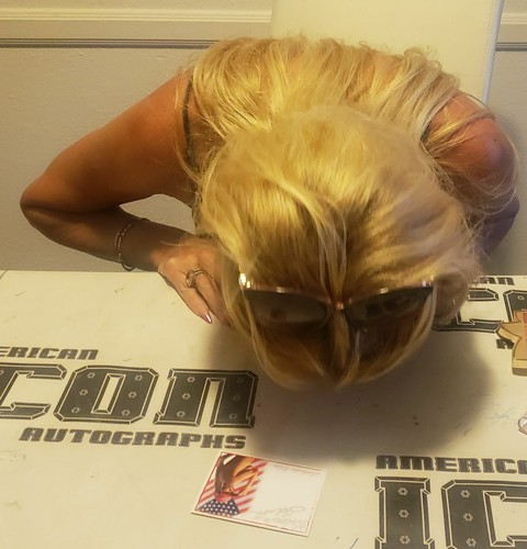 Victoria Zdrok Signed w/ Lip Print Kiss Card Donald Trump Hat Photo Autograph - Picture 5 of 12