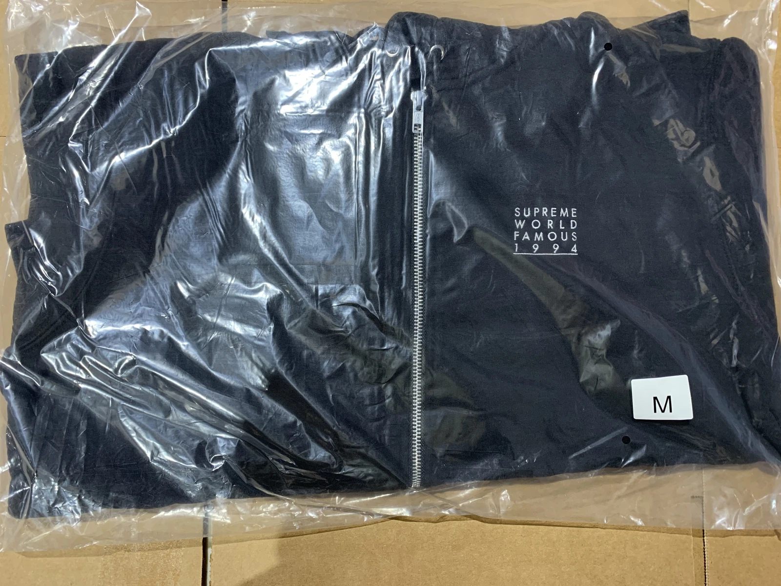 Felpa con cappuccio Supreme World Famous con cerniera nera media taglia 18