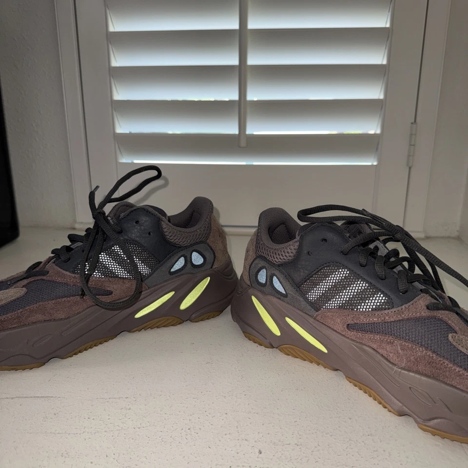 Talla 10.5 - Adidas Yeezy Boost 700 V1 Malva Foto 2 de 4