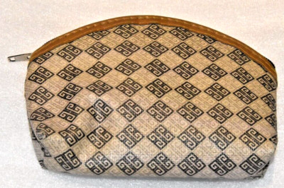 Change Purse With A Top Zipper Closure & Patterned Bottom  5  x 3 1/2 