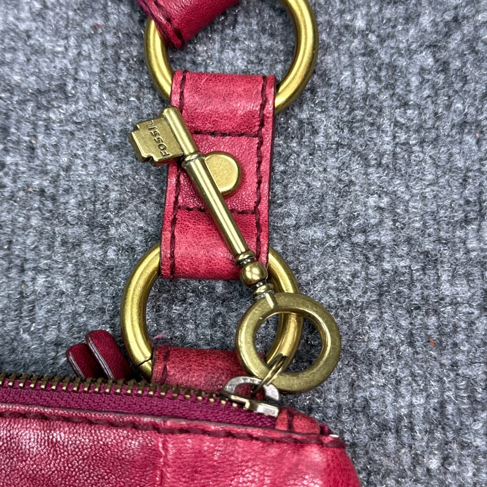 Borsa a tracolla Fossil borsa vino rosso con chiave ottone e lucchetto pelle lunga vita vintage