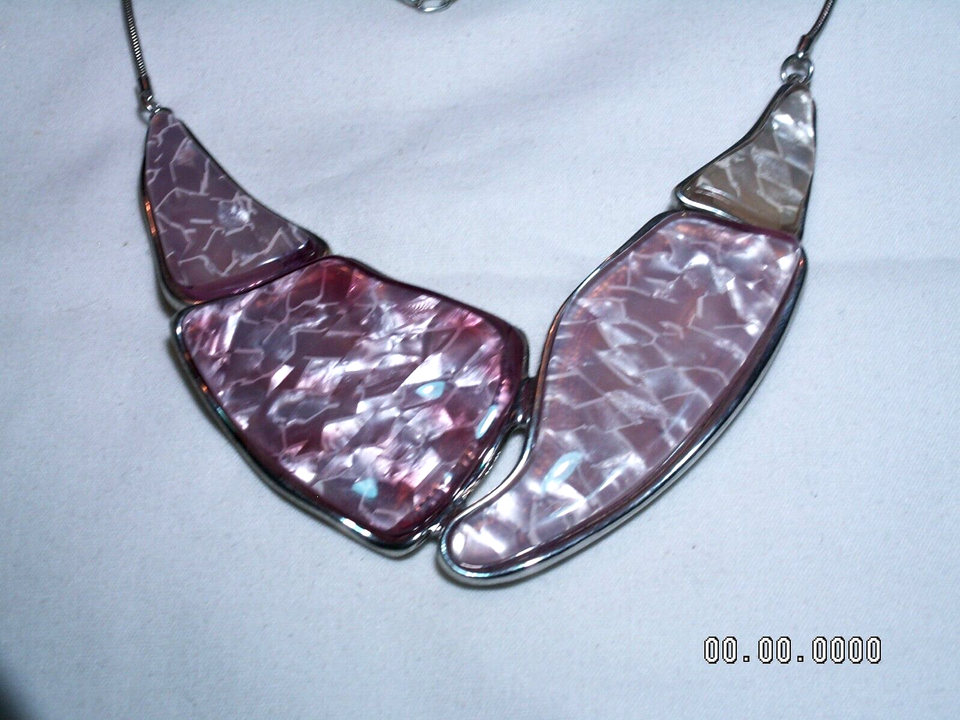 Collana Bib In Lucite Moonglow Con Mosaico Lilla/Rosa Silver Tone | eBay