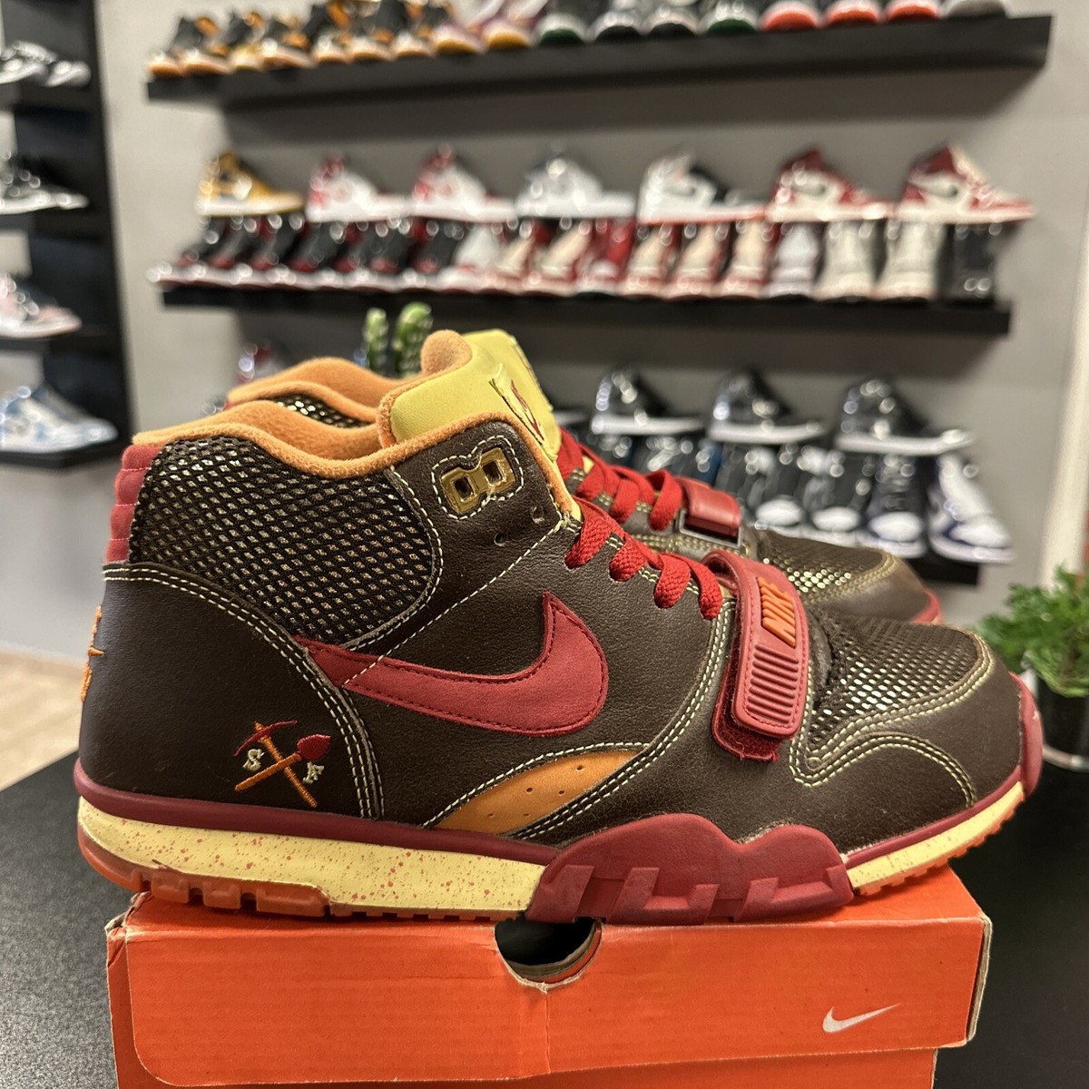 306193 261 Vintage 2005 Nike Air Trainer 1 SB HUF Gold Digger w 