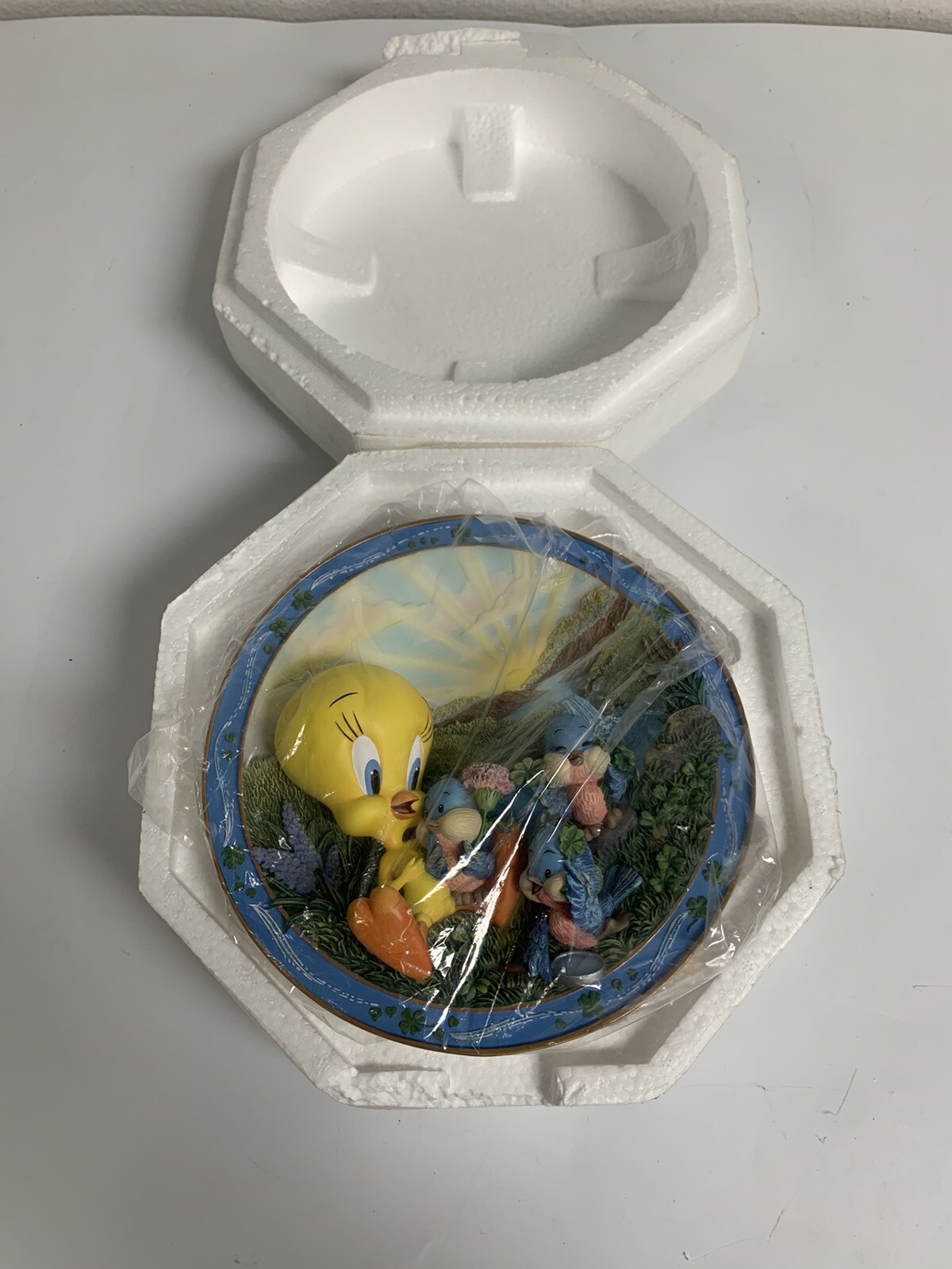 1999 Bradford Exchange "Looking all over for 4 Leaf Clovers" Tweety LE 3D Plate - Picture 5 of 5