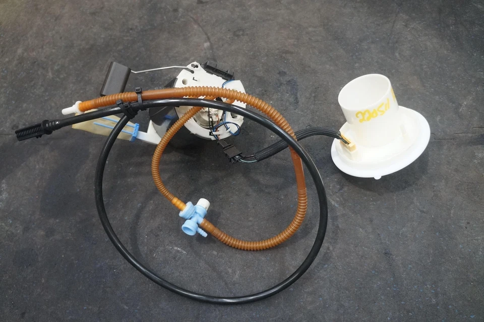 Bomba de tanque de combustible de gasolina derecho transmisor 11K0004CP OEM McLaren MP4-12C 2014 Foto 2 de 4