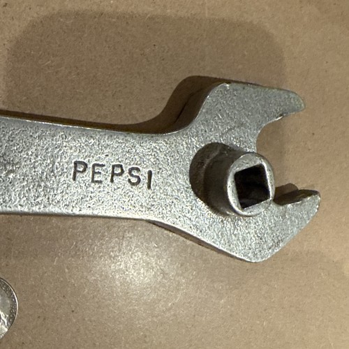 Apribottiglie in alluminio vintage Pepsi gas chiave CO2 strumento fabbrica - Foto 2 di 8