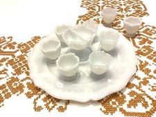 Vallerysthal Servierplatte weiß opalines Glas mit 8 Eierbechern, 1 Gewürzschale