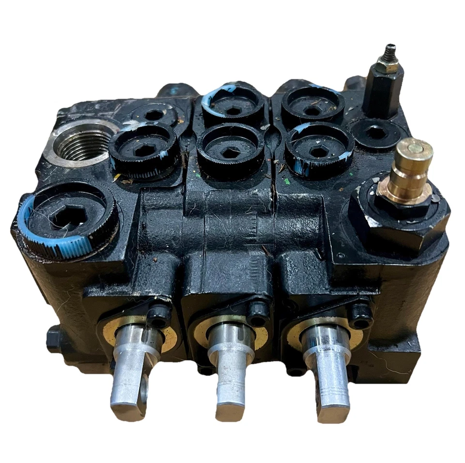 DOOSAN A215270 3 SPOOL HYDRAULIC VALVE DAEWOO, CAT, MITSUBISHI A000028687, NOS - Image 2 of 4
