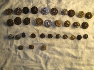 Beau lot de 33 Boutons ancien vènerie /chasse / a identifier