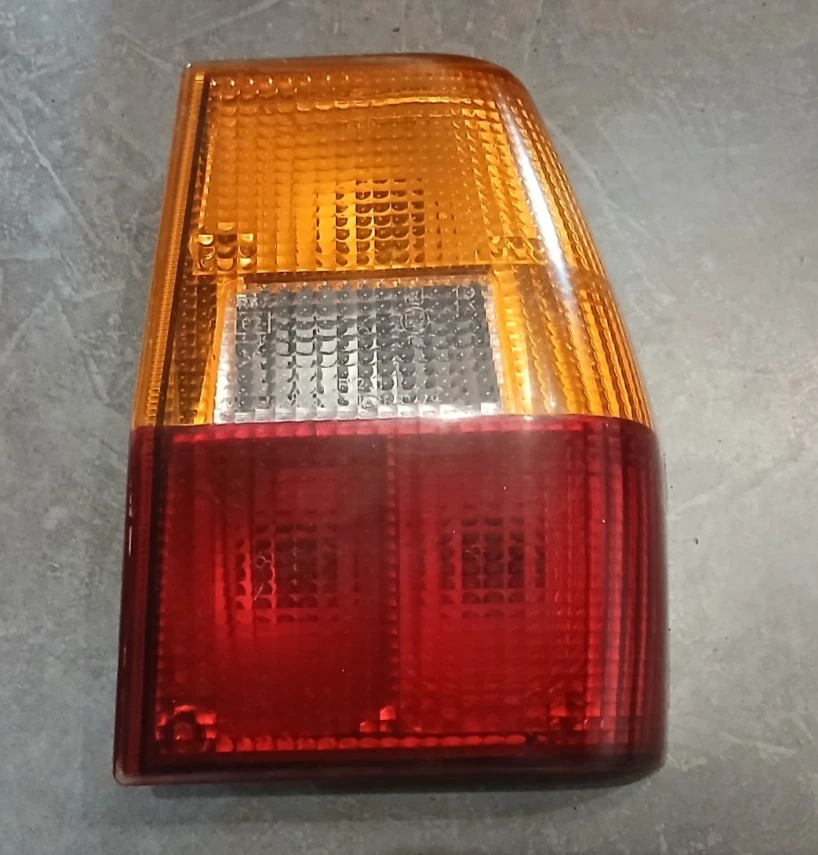 FEU ARRIERE DROIT AUDI COUPE GT B2 855945218 - Photo 1/4