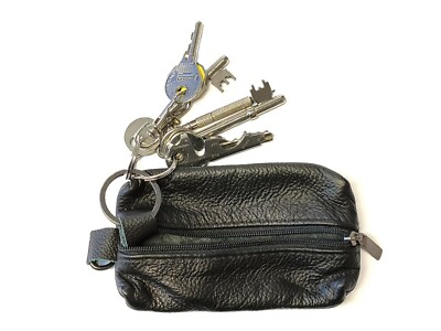 Schlüsselgeldbörse aus schwarzem genarbtem Leder mit Reißverschluss und Clip 120 mm x 70 mm