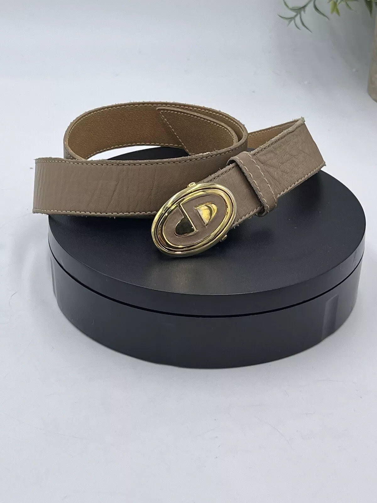 Boucle logo en cuir bronzé Christian Dior ton or émail taille Sm 30
