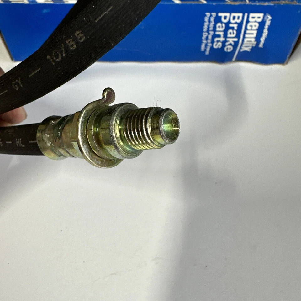 Manguera hidráulica de freno central trasero Bendix 88486 - Camiones GM 1967-1970 Foto 2 de 4