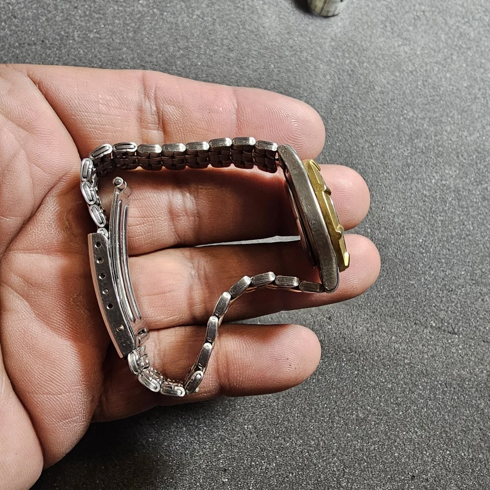 Reloj de moda de cuarzo Peugeot para mujer tono plateado/dorado funcionando Foto 4 de 4