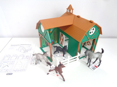 Breyer Stablemates Spielzeug Reitakademie Spielset mit 4 Fohlen Spielzeug Modell Figuren