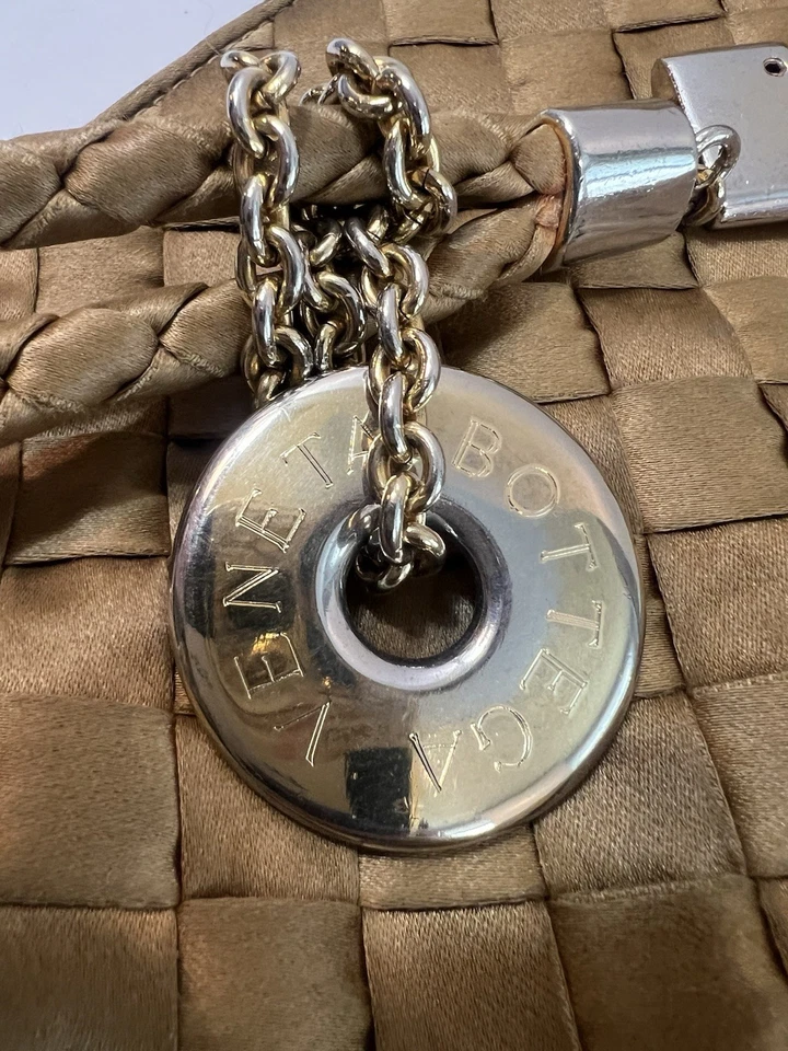 Bolso Hobo Bottega Veneta Bronce Tejido Satén Boho Bolso de Mano Dorado Logo Herrajes Dije Foto 4 de 4