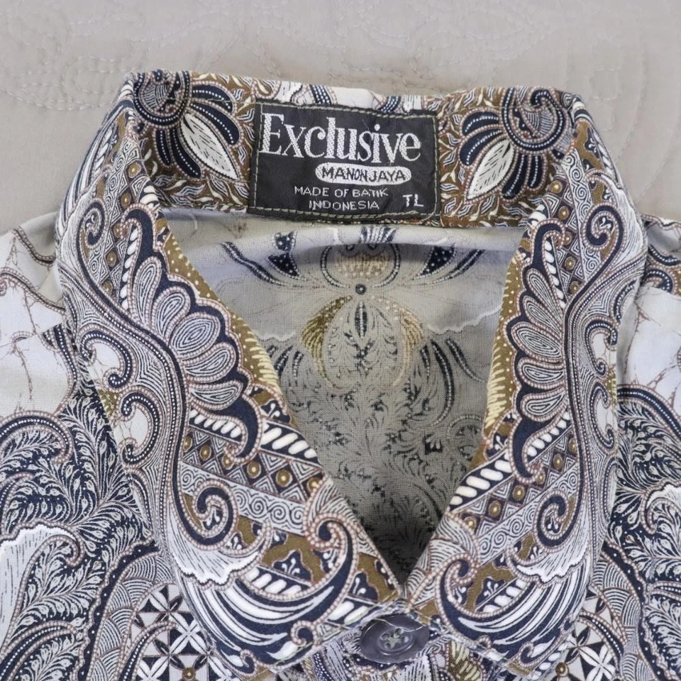 Camisa Batik Exclusiva Manonjaya Para Hombres Grande Alta TL Blanca Gris Manga Corta Foto 3 de 4