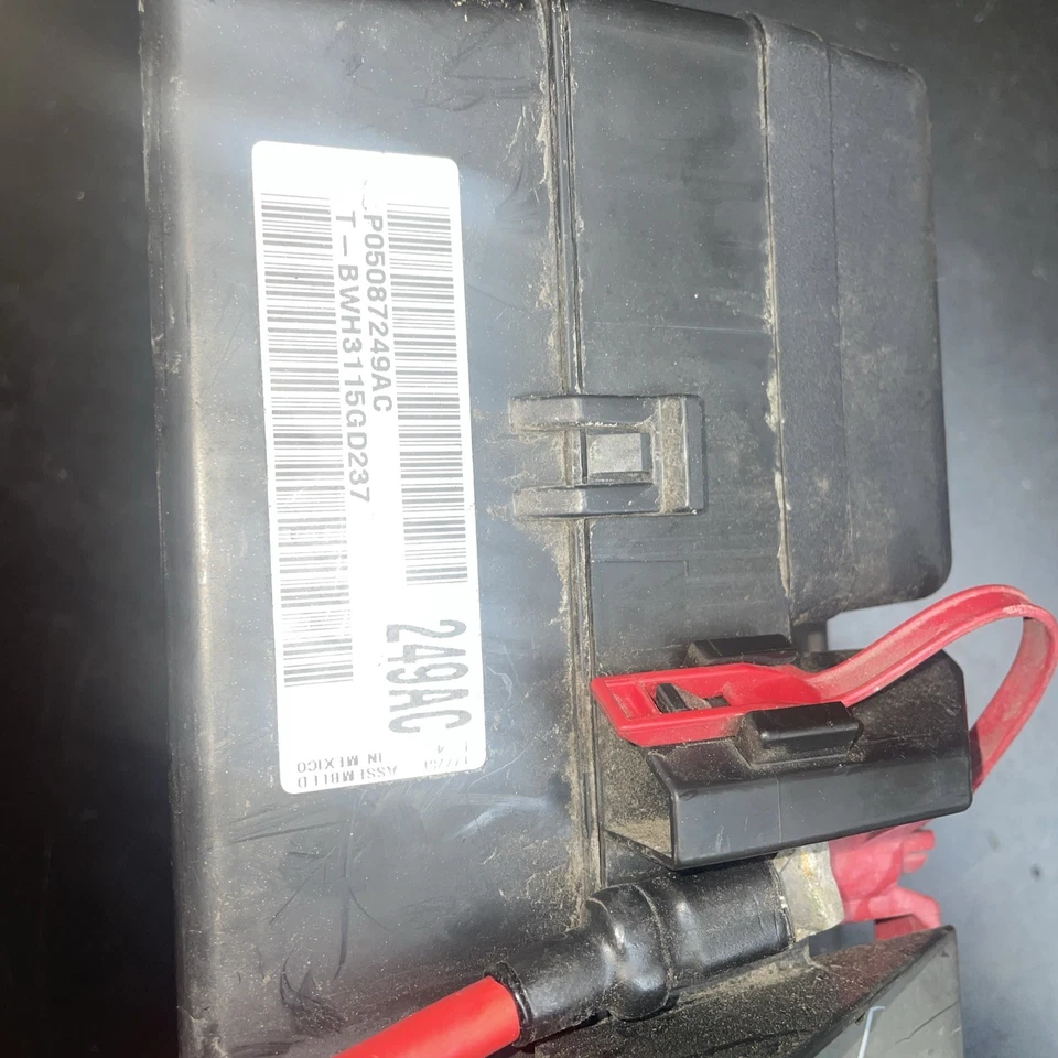 Dodge Stratus 2001-2004 caja de fusibles unión OEM P04608774AD módulo Foto 2 de 4