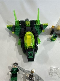 LEGO: Green Lantern vs. Sinestro (76025) Missing Minifigure And Helmet