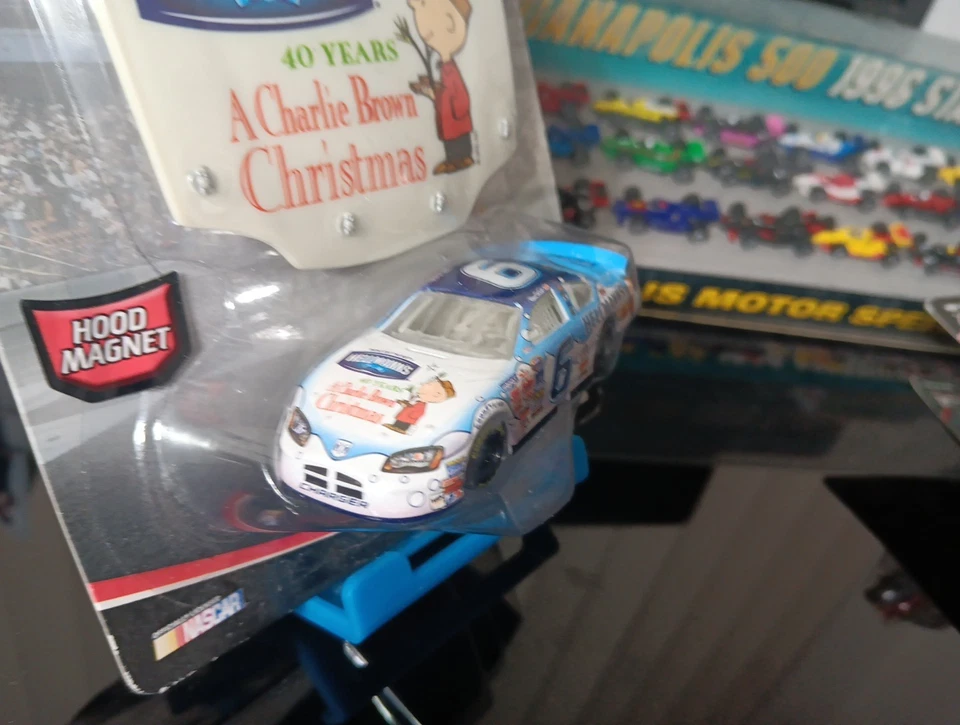 Coche Bill Elliott #6 A Charlie Brown Christmas Hellman's 2006 Winners Circle 1:64 Foto 3 de 4
