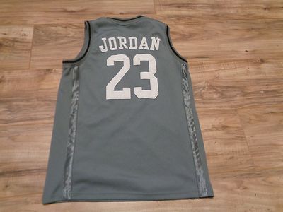 Michael Jordan Air Jordan Basketball Jersey Youth Size L 23 RN 81917 Gray