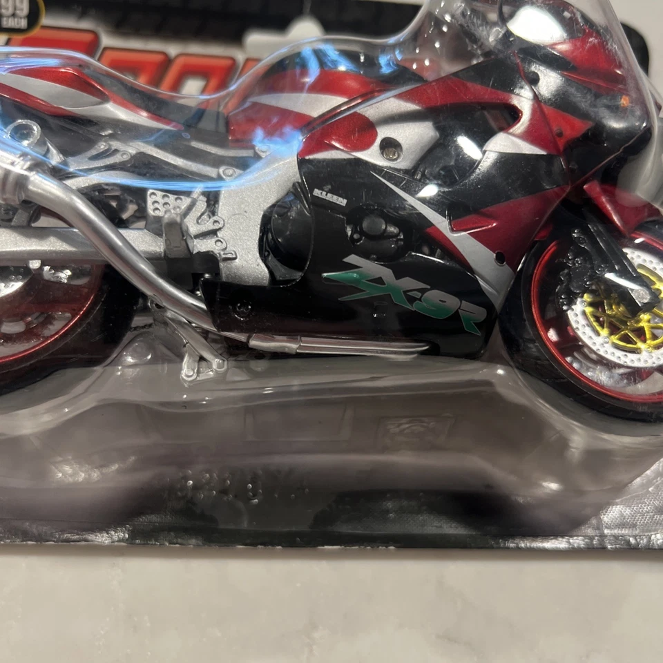 KAWASAKI ZX-9R ESCALA 1:12 ROJO/NEGRO POR NEW RAY FUNDIDO A PRESIÓN CON PIEZAS DE PLÁSTICO Foto 4 de 4