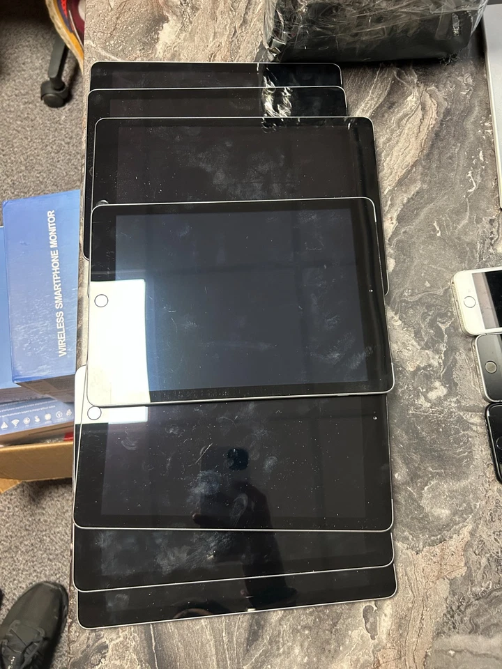 Apple iPad and Iphone Job Lot Not Working Air SE 6th Gen Mixed Conditions